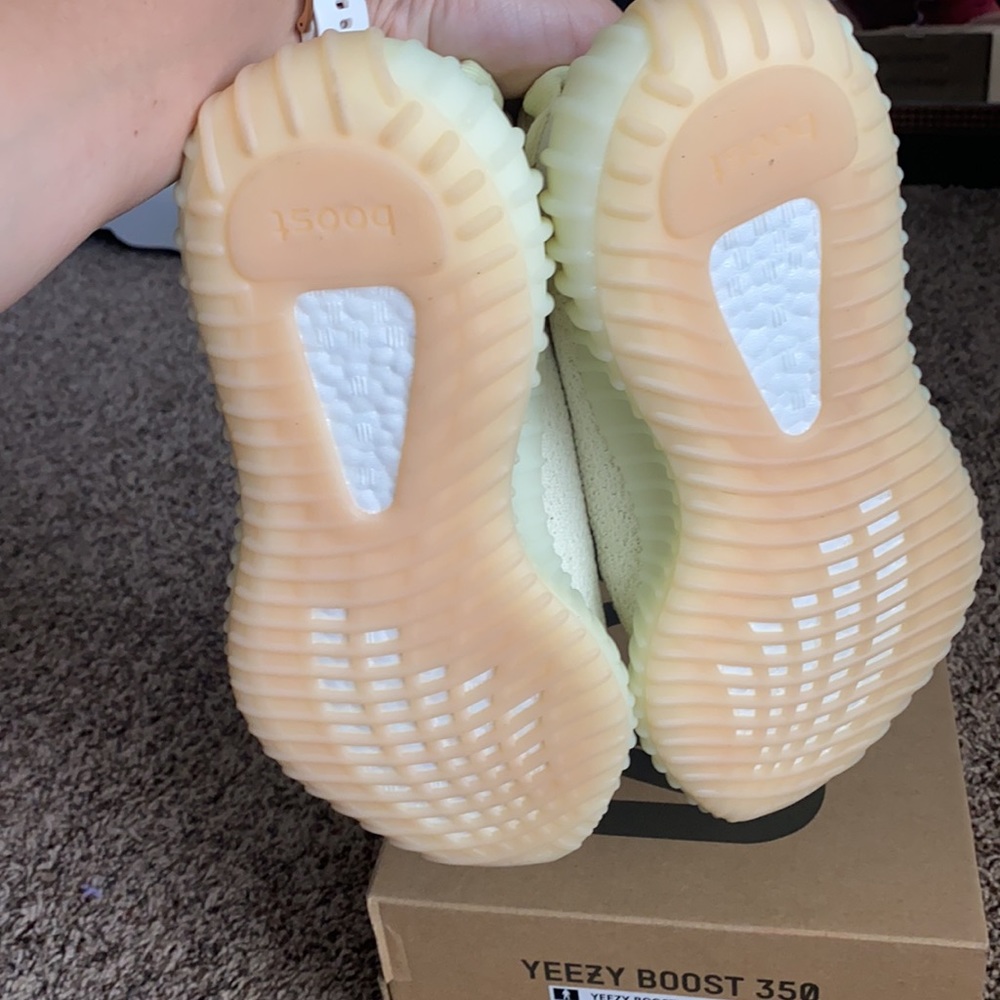 Yeezy boost 350 women’s size 5 1/2 fits like a 6 - Picture 4 of 9